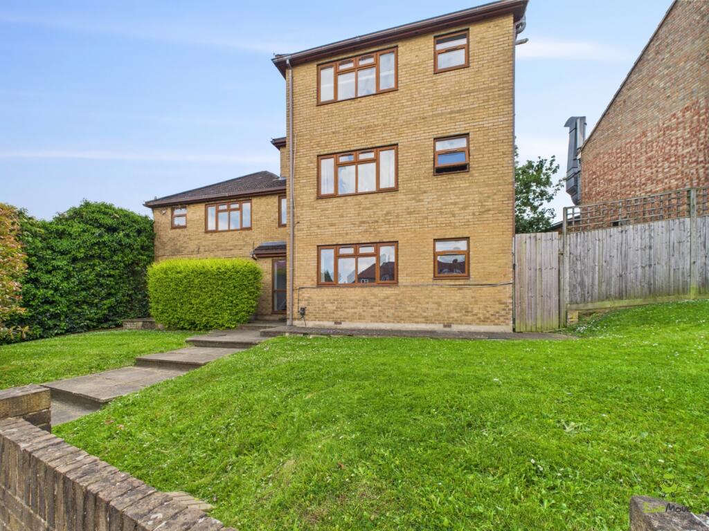 2 bed 1st Floor Flat for rent in Crayford. From EweMove - Bexleyheath