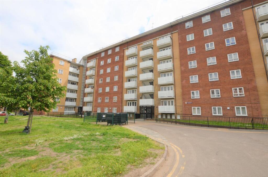 3 bed 1st Floor Flat for rent in Edmonton. From Filey Properties - Enfield - Lettings