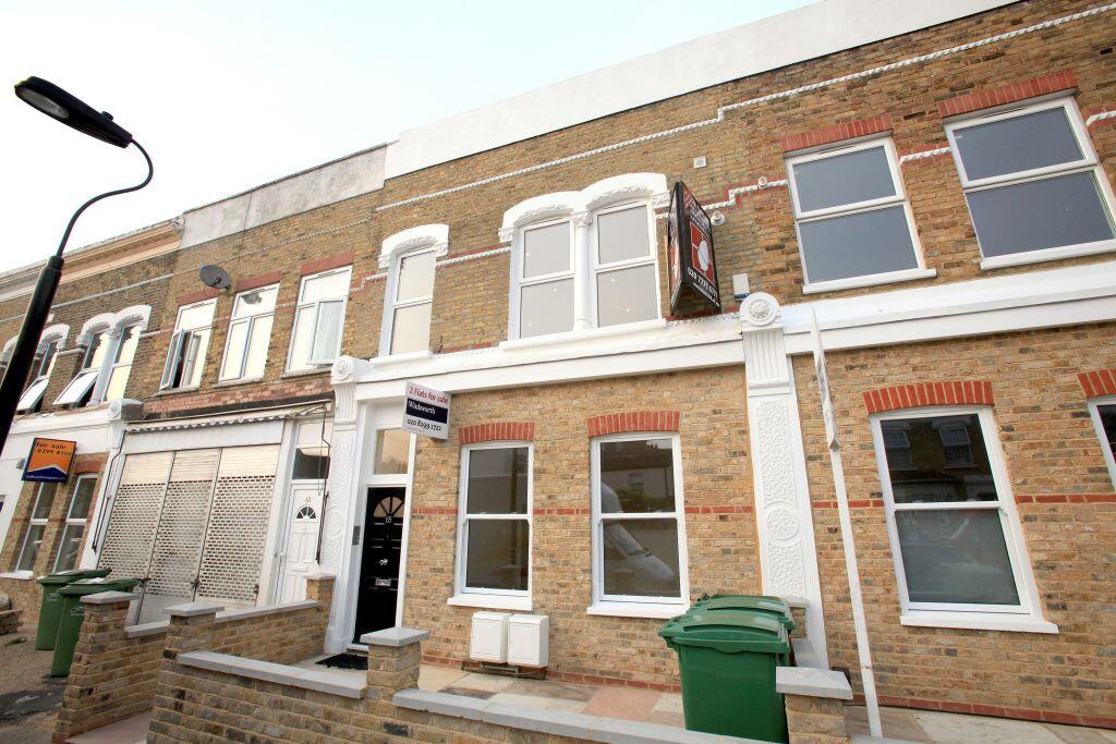 3 bed 1st Floor Flat for rent in Camberwell. From Fish Need Water - London