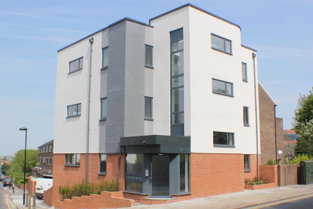 2 bed 1st Floor Flat for rent in London. From Galloways - Penge