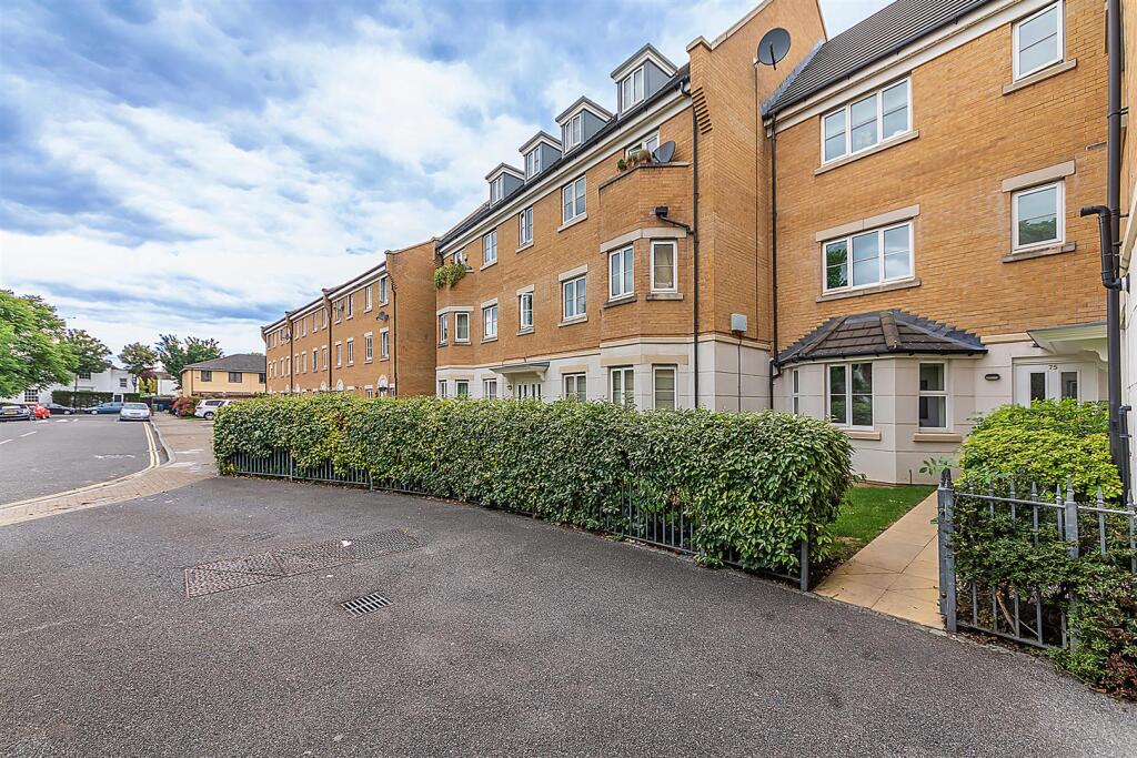 2 bed Apartment for rent in Camberwell. From Gareth James Property - South East London