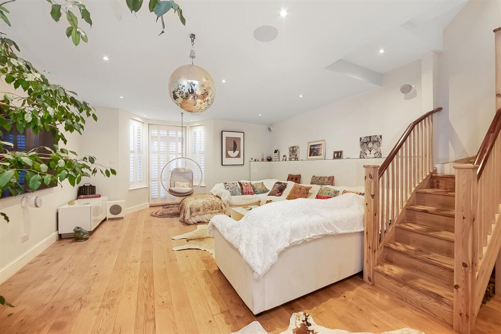 5 bed Detached for rent in London. From Gareth James Property - South East London 5 bed Detached for rent in London. From Gareth James Property - South East London