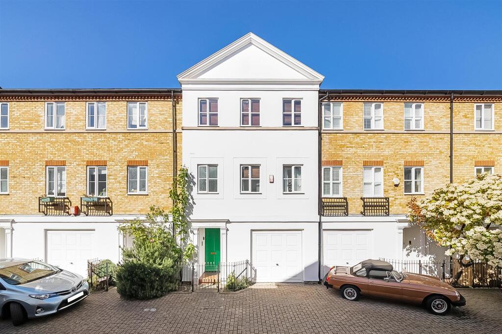 4 bed Detached for rent in London. From Gareth James Property - South East London