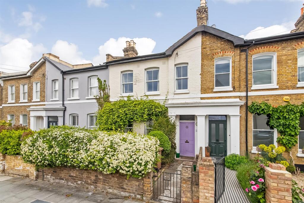 5 bed Detached for rent in London. From Gareth James Property - South East London