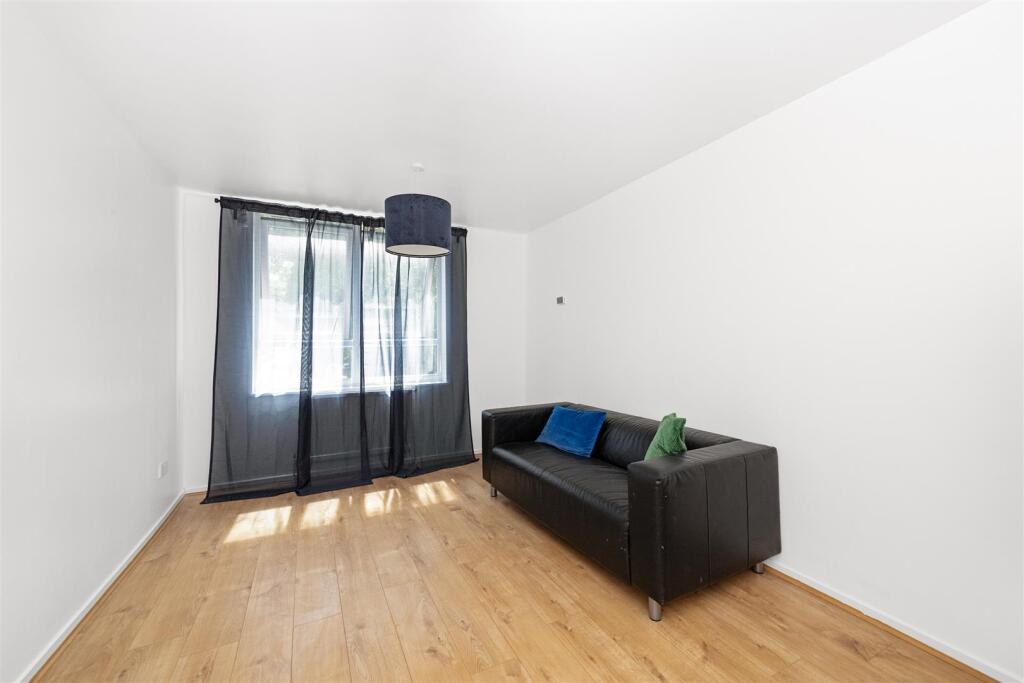 3 bed Detached for rent in Camberwell. From Gareth James Property - South East London 3 bed Detached for rent in Camberwell. From Gareth James Property - South East London
