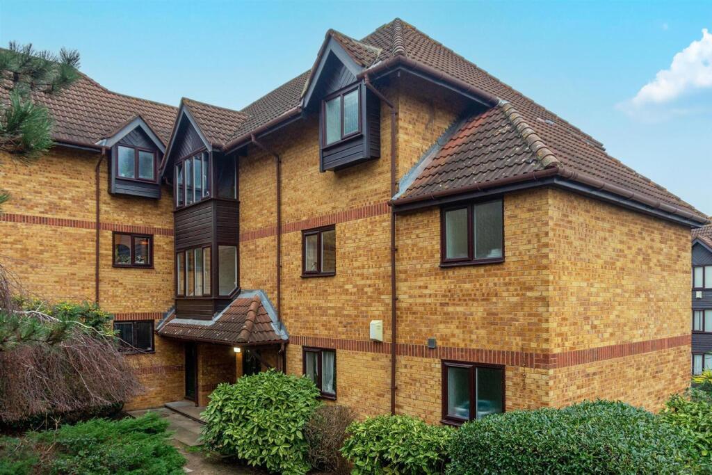 2 bed Apartment for rent in Camberwell. From Gareth James Property - South East London