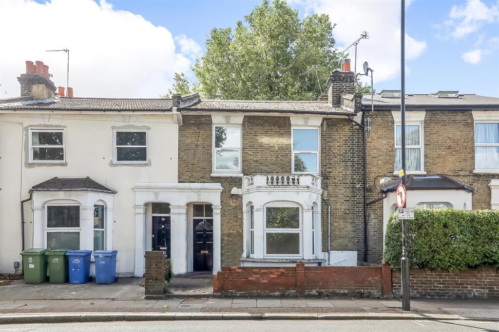 6 bed Mid Terraced House for rent in Camberwell. From Gareth James Property - South East London