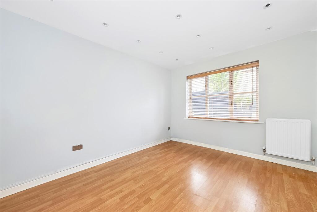 4 bed Detached for rent in Camberwell. From Gareth James Property - South East London 4 bed Detached for rent in Camberwell. From Gareth James Property - South East London