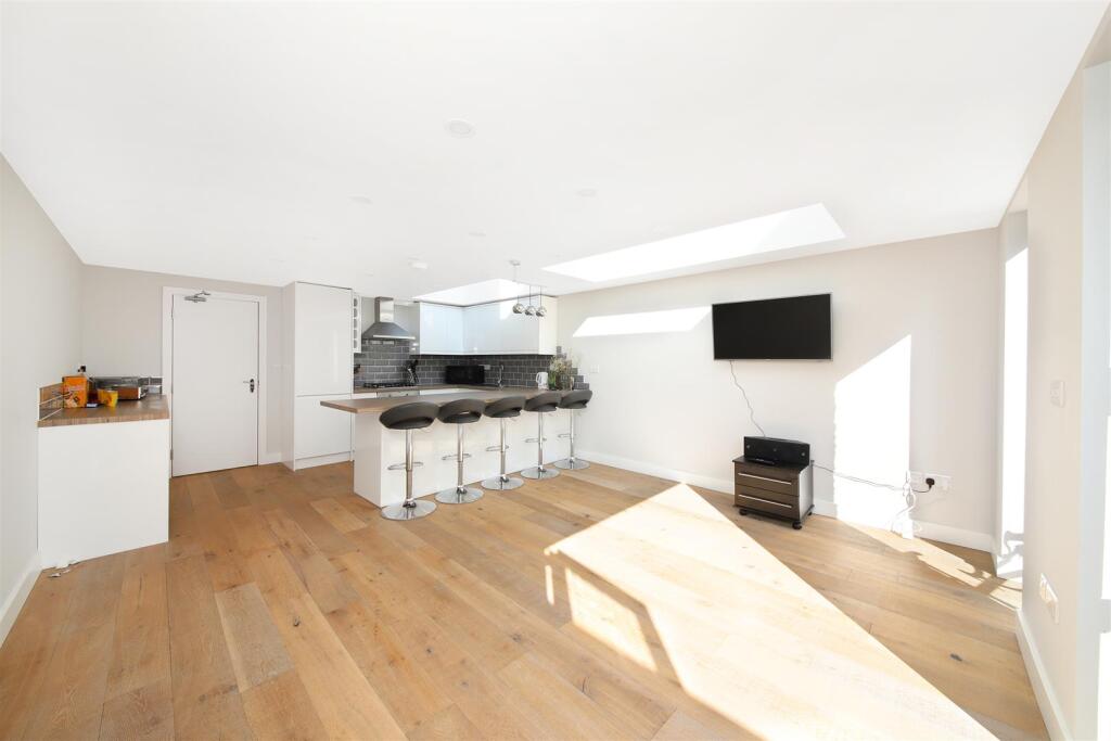 5 bed Mid Terraced House for rent in Deptford. From Gareth James Property - South East London