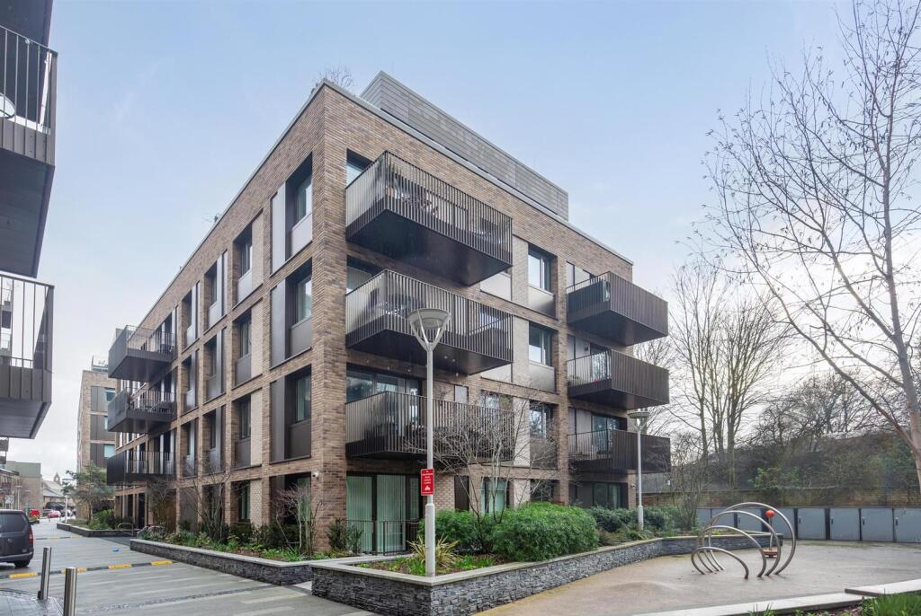 3 bed 1st Floor Flat for rent in Deptford. From Gareth James Property - South East London