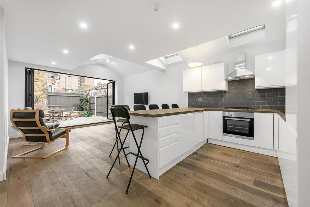 6 bed House Share for rent in London. From Gareth James Property - South East London