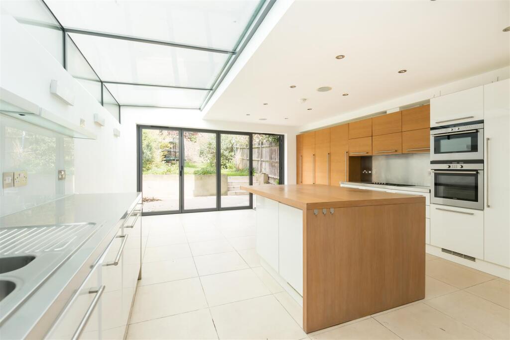 4 bed Mid Terraced House for rent in London. From Gareth James Property - South East London