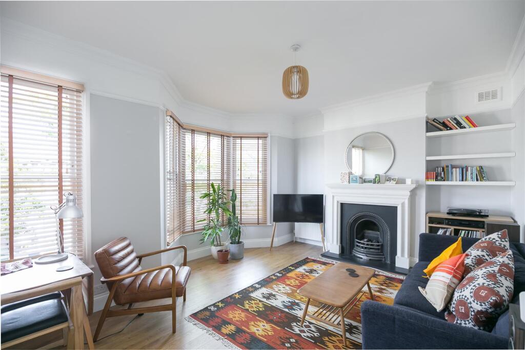 3 bed Apartment for rent in Camberwell. From Gareth James Property - South East London 3 bed Apartment for rent in Camberwell. From Gareth James Property - South East London
