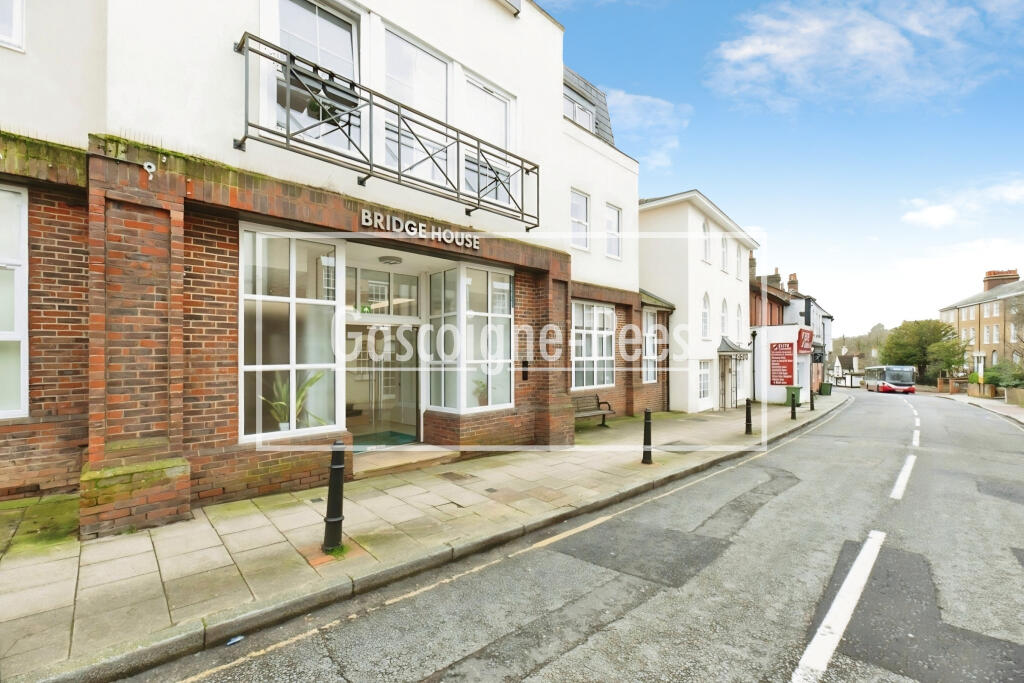 1 bed 1st Floor Flat for rent in Leatherhead. From Gascoigne-Pees Lettings - Esher