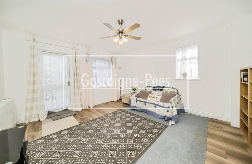 3 bed Detached for rent in Kingston upon Thames. From Gascoigne-Pees Lettings - Kingston Upon Thames