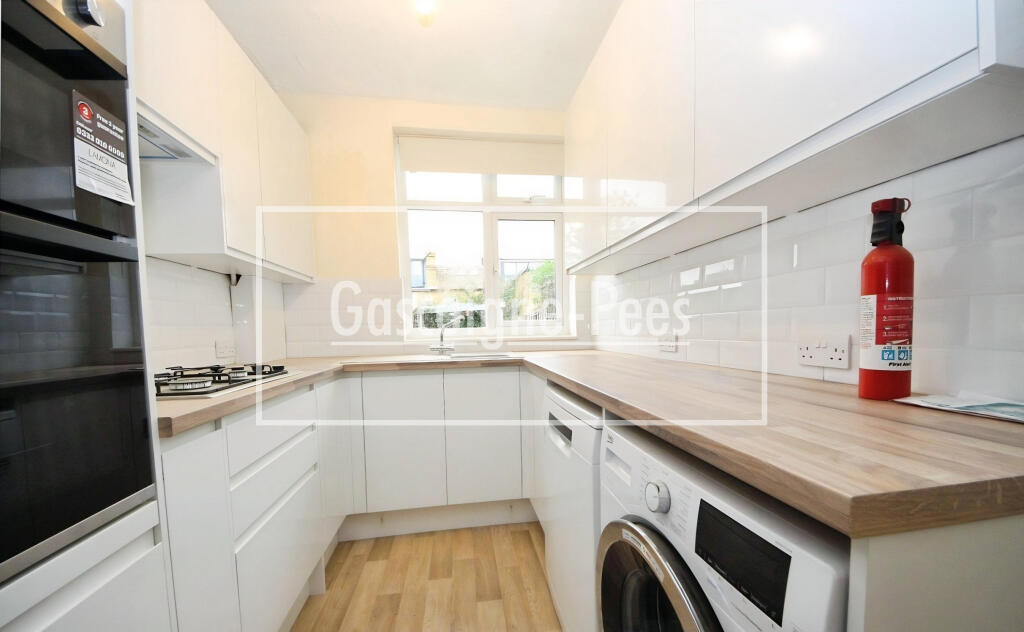 3 bed Detached for rent in Kingston upon Thames. From Gascoigne-Pees Lettings - Kingston Upon Thames
