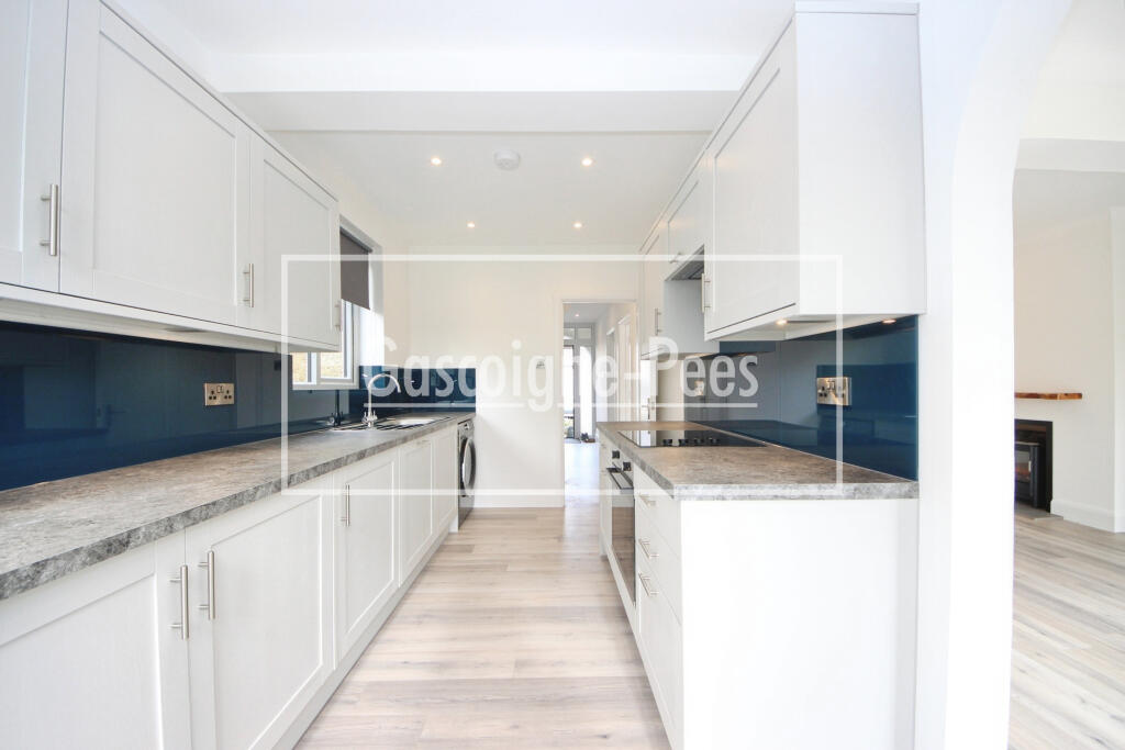 4 bed Detached for rent in Worcester Park. From Gascoigne-Pees Lettings - Kingston Upon Thames