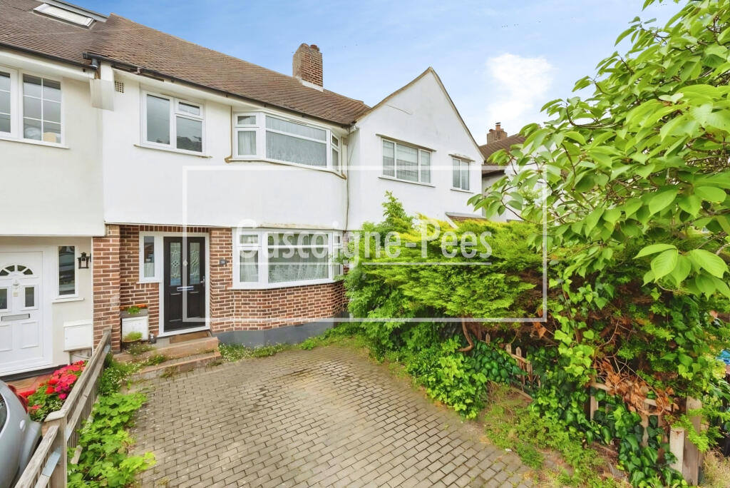 3 bed Mid Terraced House for rent in Worcester Park. From Gascoigne-Pees Lettings - Kingston Upon Thames