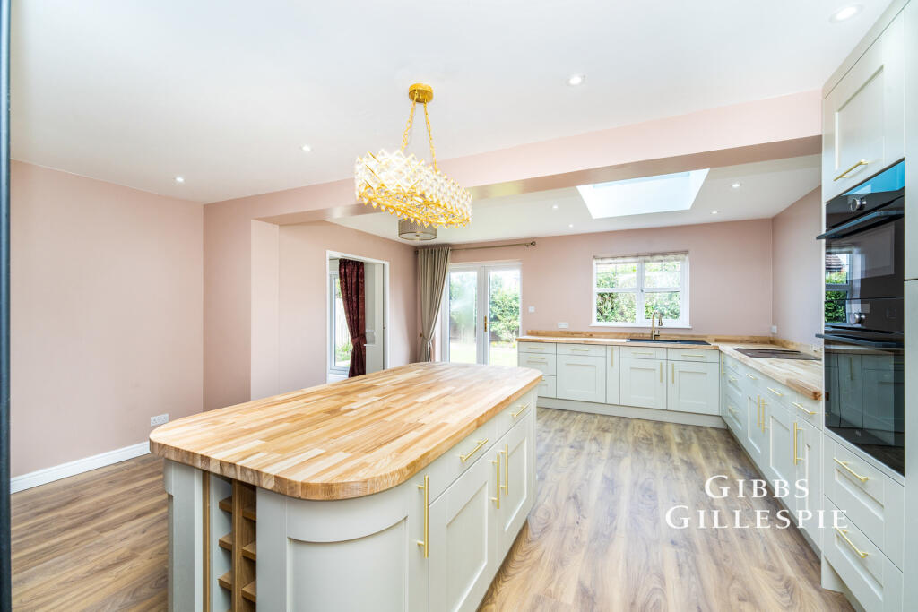 5 bed Detached for rent in Ruislip. From Gibbs Gillespie - Ruislip Lettings