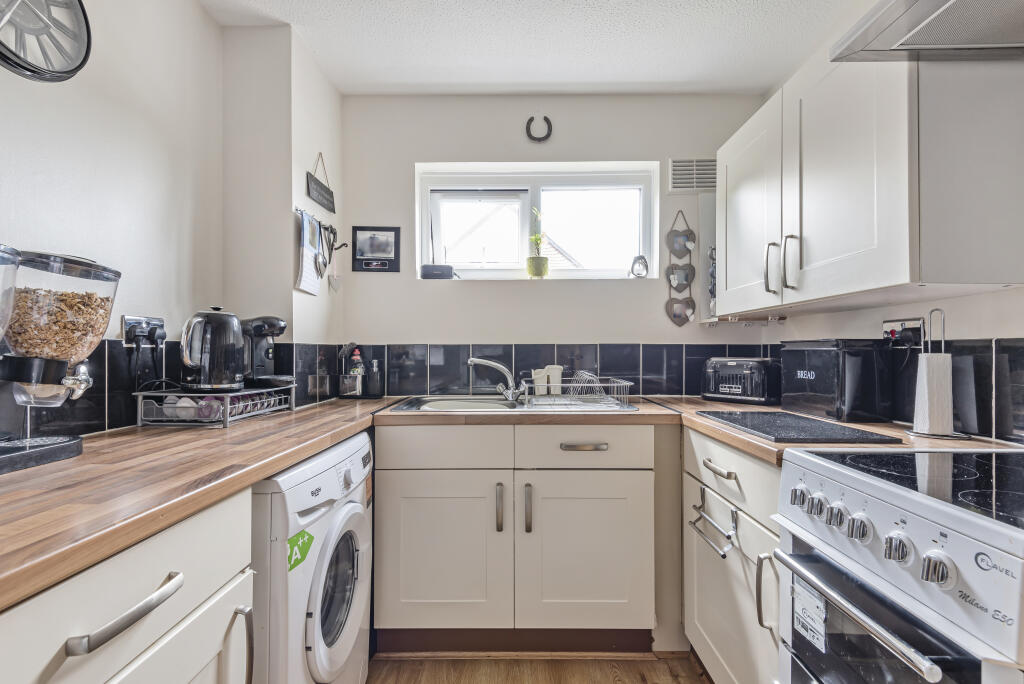 1 bed 1st Floor Flat for rent in Uxbridge. From Gibbs Gillespie - Ruislip Lettings