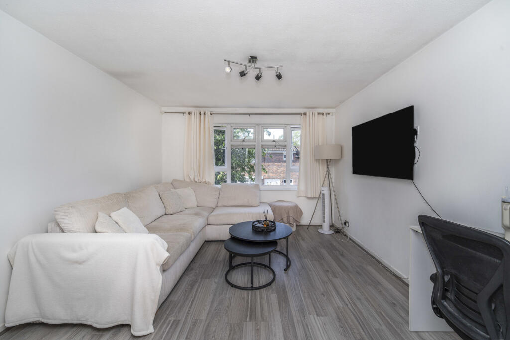 1 bed 1st Floor Flat for rent in Ruislip. From Gibbs Gillespie - Ruislip Lettings