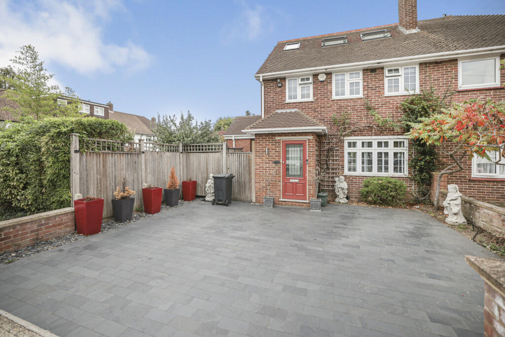 4 bed Semi Detached for rent in Uxbridge. From Gibbs Gillespie - Ruislip Lettings