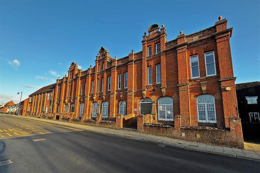 3 bed Apartment for rent in Canterbury. From Godwin Curtis Ltd - Canterbury