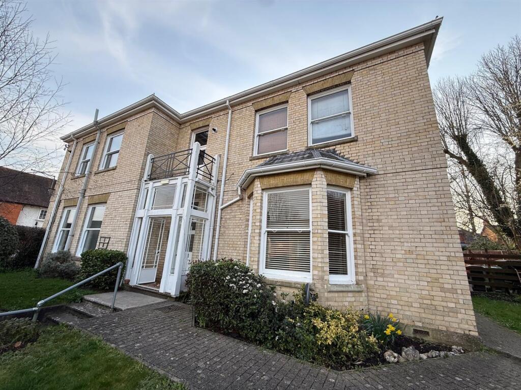 2 bed 1st Floor Flat for rent in Charlton. From Graham & Co - Andover