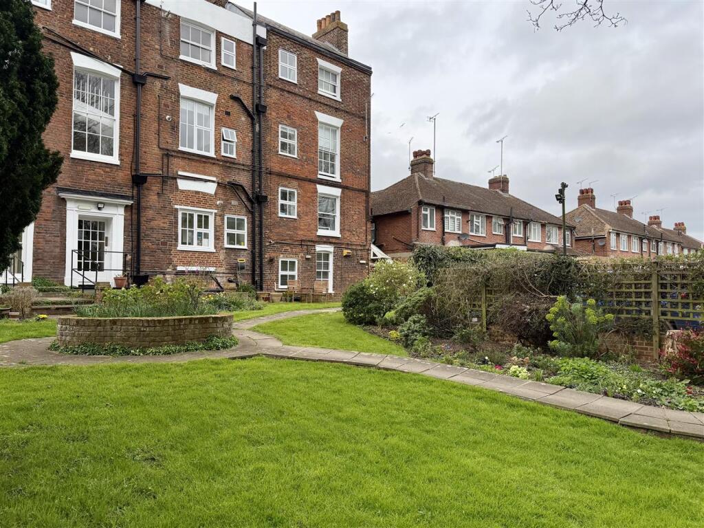 3 bed 1st Floor Flat for rent in Rough Common. From Finn's - Canterbury