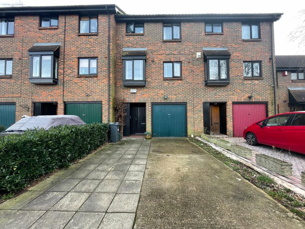 3 bed Town House for rent in Feltham. From Gregory Brown - Ashford