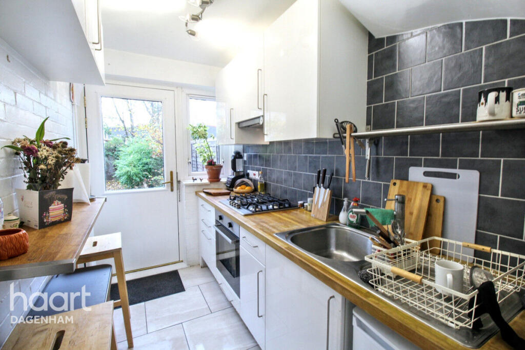 4 bed Mid Terraced House for rent in Dagenham. From haart - Dagenham