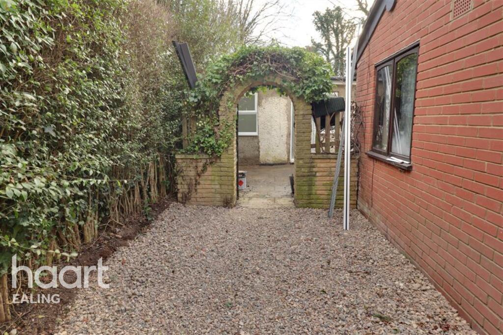 1 bed Cottage for rent in Stanwell Moor. From haart - Ealing - Lettings
