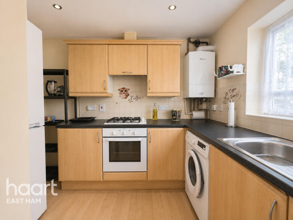 3 bed Town House for rent in London. From haart - East Ham