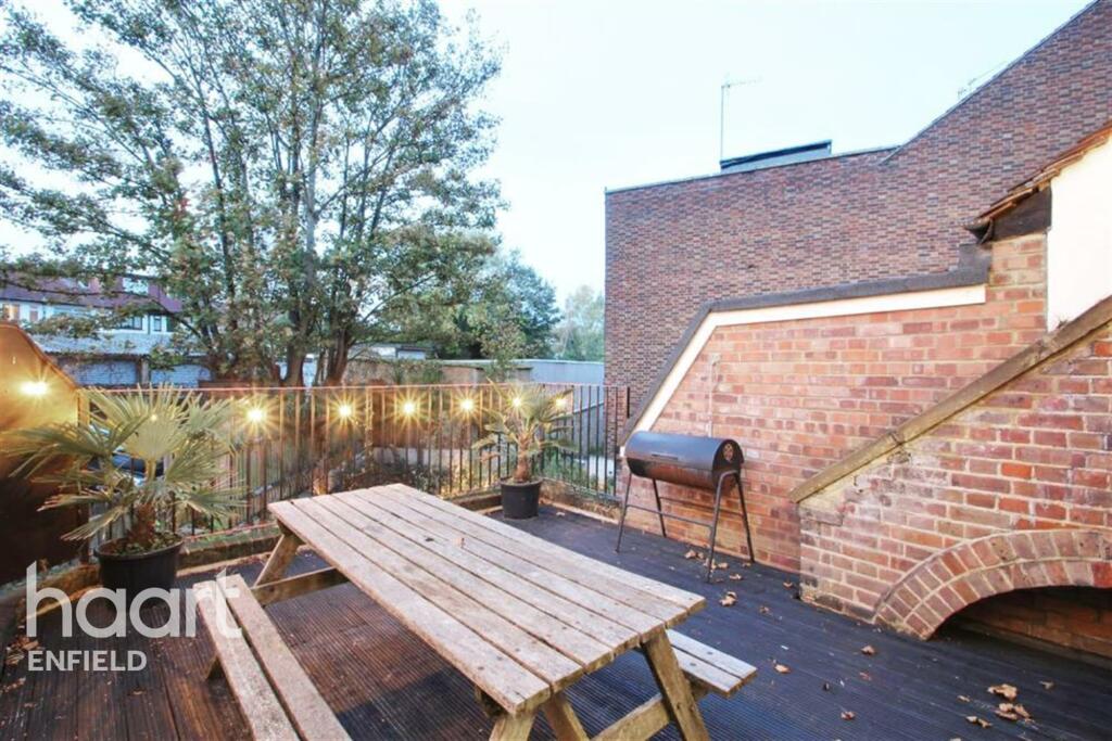 5 bed 1st Floor Flat for rent in Hadley Wood. From haart - Enfield