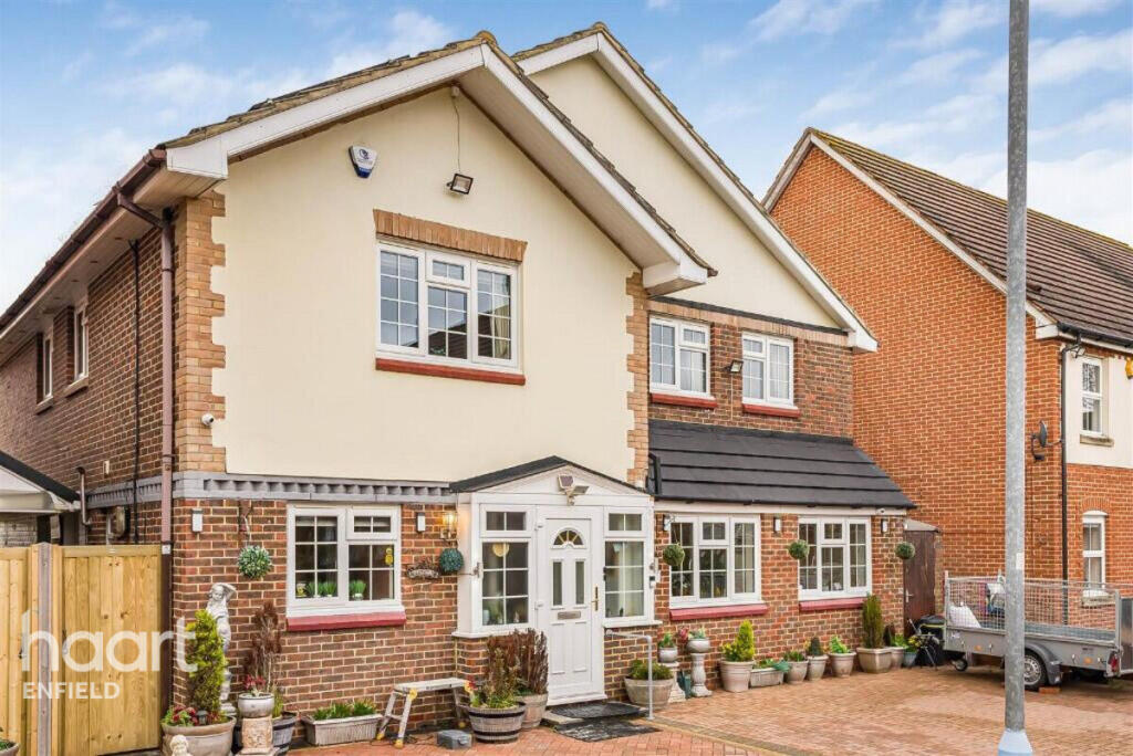 5 bed Detached for rent in Waltham Cross. From haart - Enfield