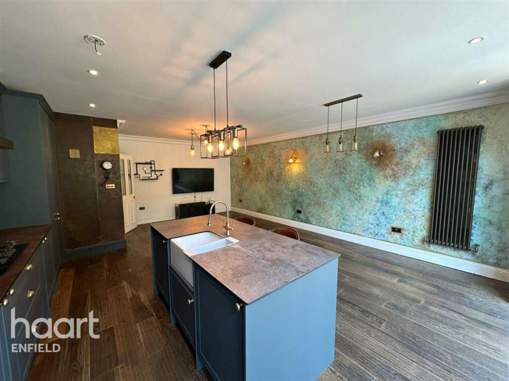 3 bed Mid Terraced House for rent in Botany Bay. From haart - Enfield
