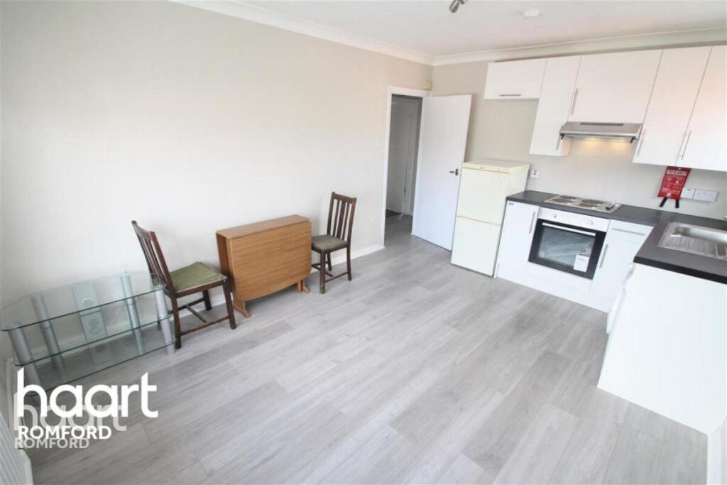 3 bed Apartment for rent in Ilford. From haart - Romford