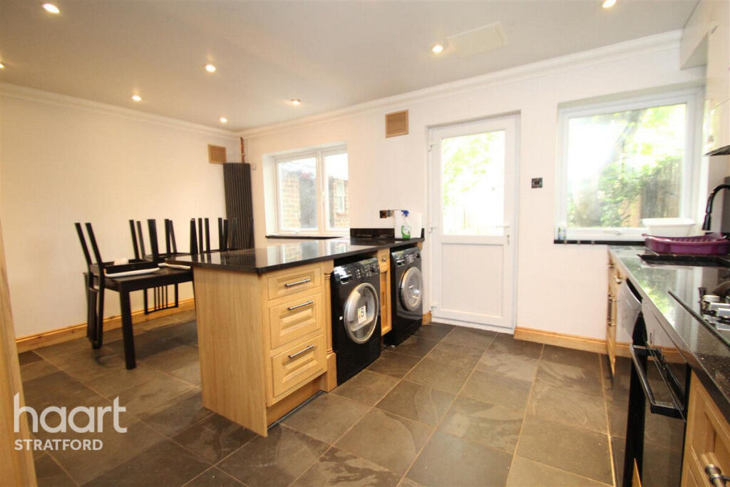 3 bed Mid Terraced House for rent in Stratford. From haart - Stratford