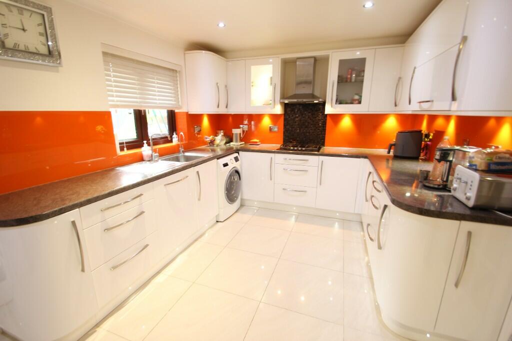 5 bed Semi-Detached House for rent in George Green. From Hampton-Heath - Staines-upon-Thames