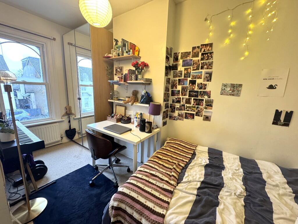 1 bed Mid Terraced House for rent in Egham. From Hampton-Heath - Staines-upon-Thames