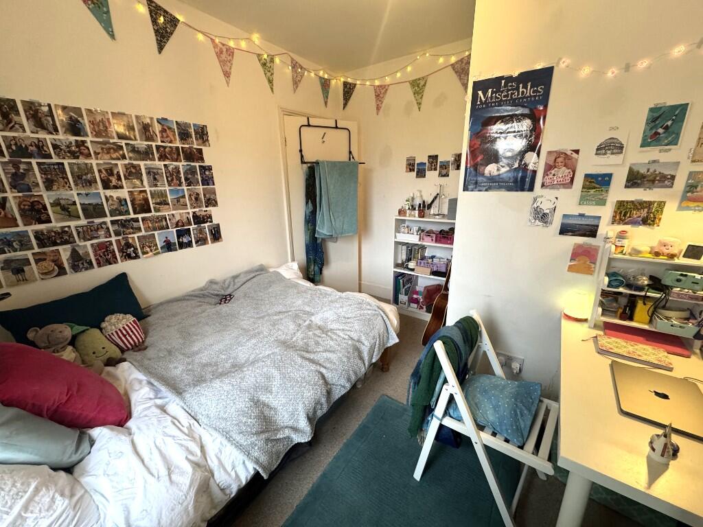 1 bed Mid Terraced House for rent in Egham. From Hampton-Heath - Staines-upon-Thames