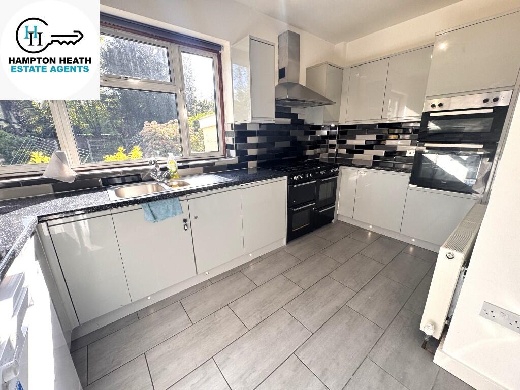 5 bed Detached bungalow for rent in Ashford. From Hampton-Heath - Staines-upon-Thames