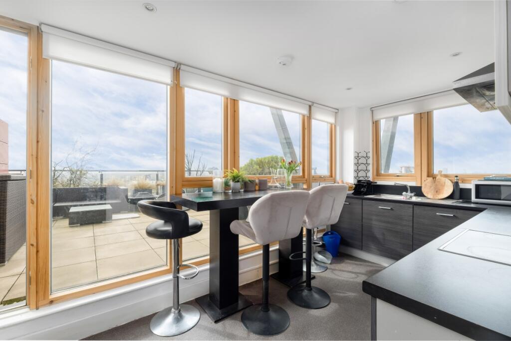 2 bed Penthouse for rent in Poplar. From Hamptons - Canary Wharf