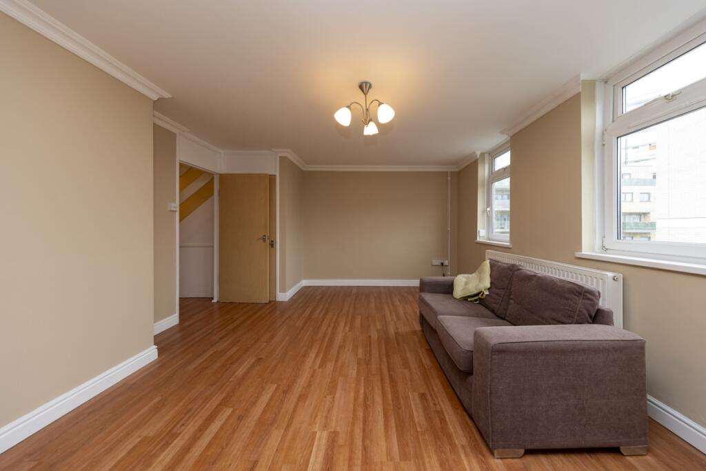 3 bed Apartment for rent in Poplar. From Hamptons - Canary Wharf