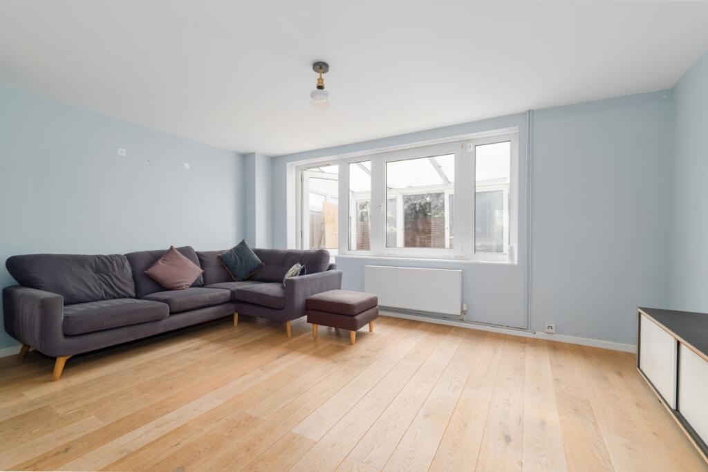 3 bed Annexe for rent in Poplar. From Hamptons - Canary Wharf