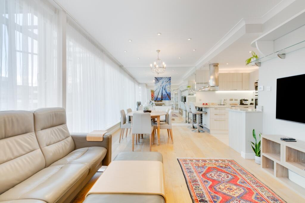 3 bed Penthouse for rent in Poplar. From Hamptons - Canary Wharf