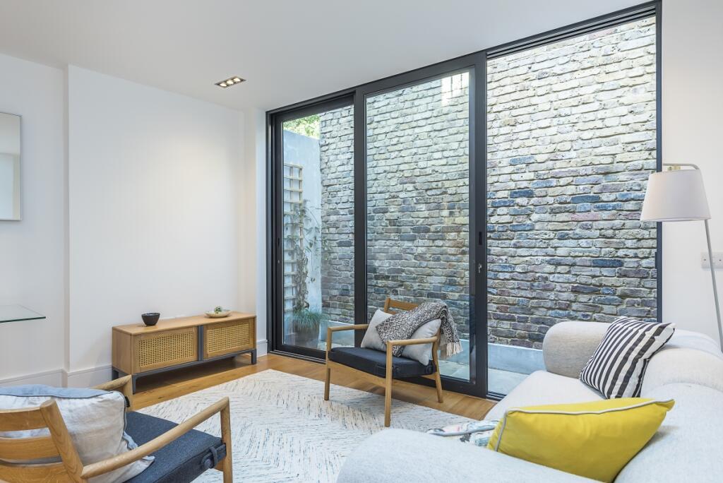 2 bed 1st Floor Flat for rent in Chelsea. From Hamptons - Chelsea