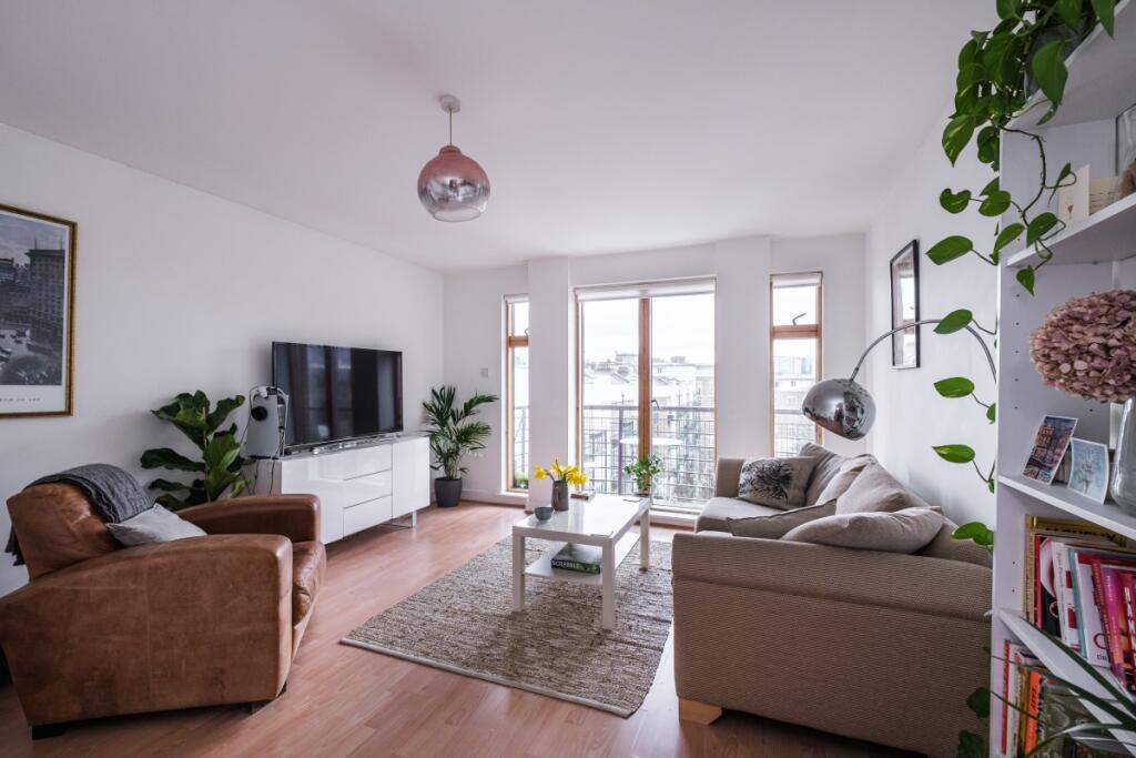 2 bed 1st Floor Flat for rent in Stepney. From Hamptons Lettings - City 2 bed 1st Floor Flat for rent in Stepney. From Hamptons Lettings - City