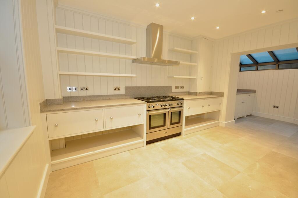 3 bed Mid Terraced House for rent in Stepney. From Hamptons Lettings - City 3 bed Mid Terraced House for rent in Stepney. From Hamptons Lettings - City