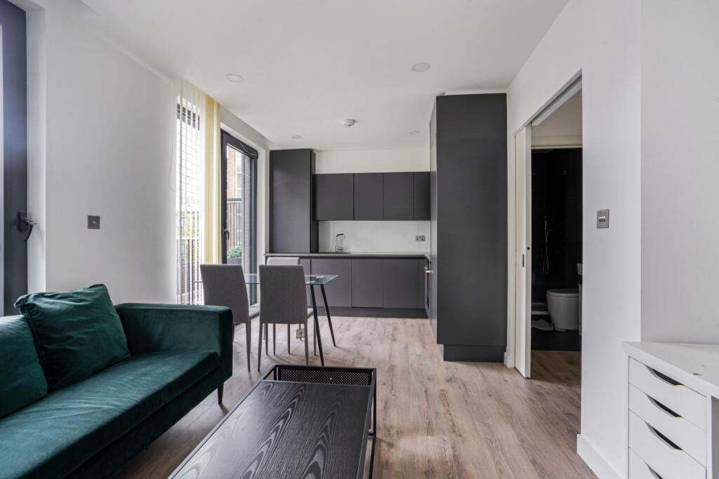2 bed 1st Floor Flat for rent in London. From Hamptons Lettings - City